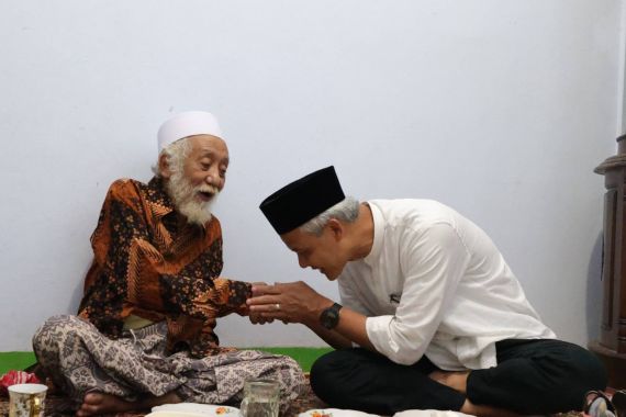 Dikunjungi Prabowo, Ulama Banten Abuya Muhtadi Beristikamah Dukung Ganjar Pranowo - JPNN.COM