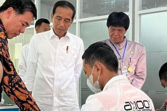 Kunjungi Proses Perakitan Notebook Oleh Siswa SMK di Purwakarta, Jokowi Bilang Begini - JPNN.COM