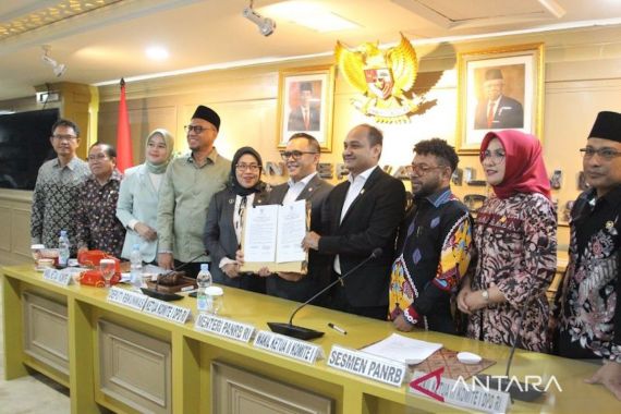 Raker dengan Menteri Anas, Komite I DPD Komitmen Memperjuangkan Honorer Diangkat Menjadi PPPK - JPNN.COM