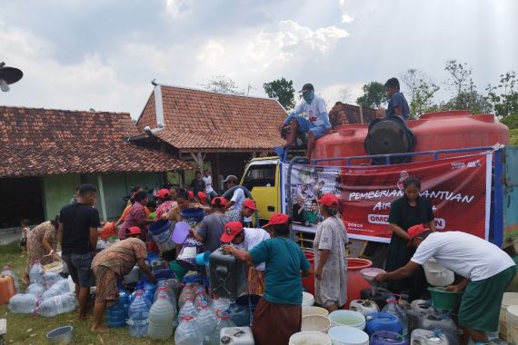 Orang Muda Ganjar Beri Bantuan Air Bersih Untuk Warga Grobogan - JPNN.COM