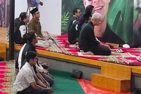 Ganjar-Mahfud Salat Magrib Berjemaah sebelum ke KPU untuk Undian Nomor Urut Capres - JPNN.COM