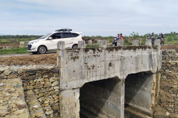 PTPN III Perbaiki Fondasi Jembatan Antardesa, Warga Gunung Malela Semringah - JPNN.COM