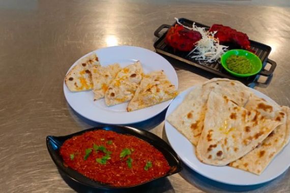 Tak Perlu Jauh-Jauh ke India, Roti Naan Kini Ada di Palembang - JPNN.COM