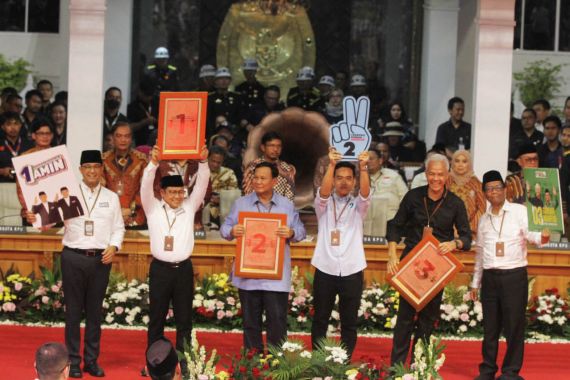 Survei Terbaru: Prabowo-Gibran Tembus 50%, Ganjar-Mahfud Runner-up - JPNN.COM