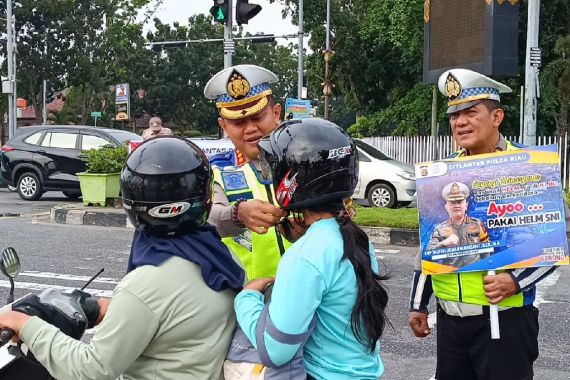 Ditlantas Polda Riau Gelar Razia, Pengendara Tidak Gunakan Helm SNI Bakal Ditindak - JPNN.COM
