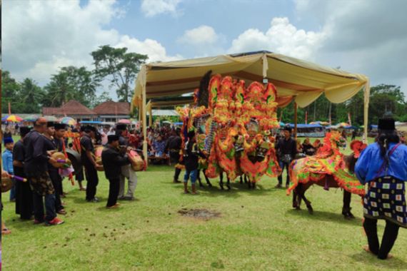 Memajukan Budaya Daerah lewat Festival Lahar Polo Pendem di Desa Kandangan Lumajang - JPNN.COM