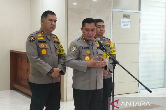 Komjen Fadil Tegaskan Tidak Ada Fakta Polisi Pasang Baliho Capres-Cawapres - JPNN.COM