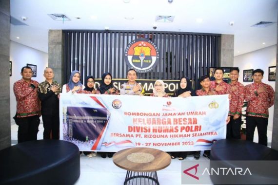 Irjen Sandi Berangkatkan Umrah 15 Polisi dan Jurnalis - JPNN.COM