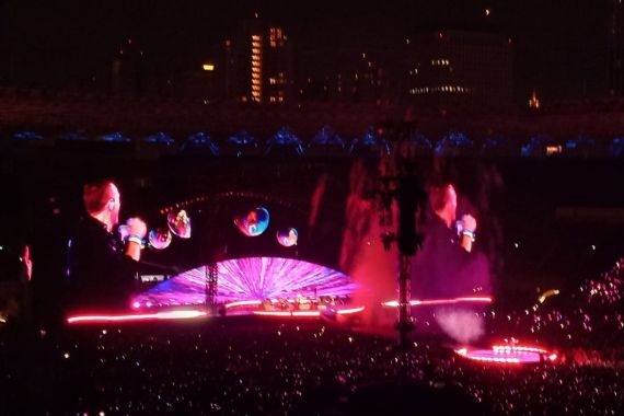 Buka Konser Dengan Lagu Higher Power, Coldplay Guncang SUGBK Senayan - JPNN.COM