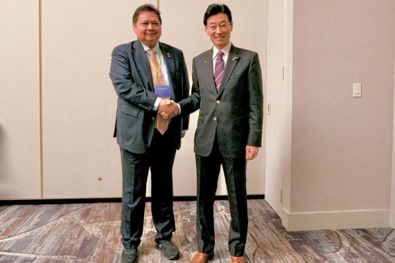 Menko Airlangga Bertemu Menteri Ekonomi Jepang, Bahas Pengembangan Kendaraan Listrik - JPNN.COM