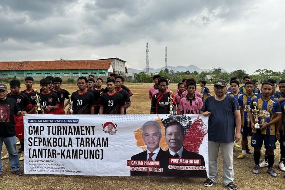 Sosialisasikan Ganjar-Mahfud di Cirebon, Relawan GMP Gelar Turnamen Sepak Bola Antarkampung - JPNN.COM