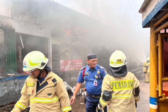 Kebakaran Melanda 18 Lapak di Pasar Angke Tambora, Ini Dugaan Penyebabnya - JPNN.COM