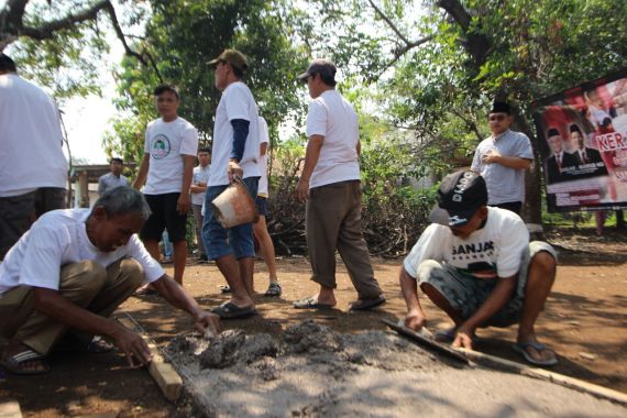 Santri Ganjar Gotong Royong Bareng Warga Perbaiki Jalan di Desa Klapanunggal - JPNN.COM