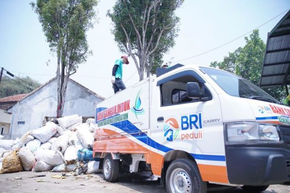 Yayasan Bening Saguling & BRI Peduli Ajak Masyarakat Kelola Sampah di Tepi Citarum - JPNN.COM