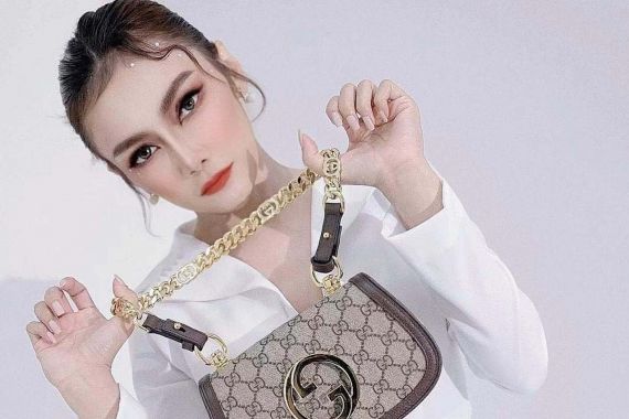 Ira Siedhranata Semringah Jadi Model Gucci - JPNN.COM