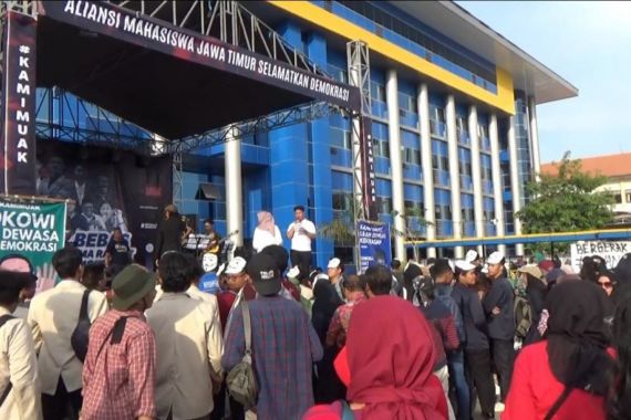 Ribuan Mahasiswa Gelar Mimbar Bebas Untuk Kritik Jokowi dan Tolak Dinasti Politik - JPNN.COM