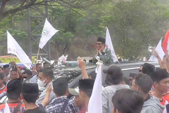 Lihat Gaya Mahfud MD saat Pertama Kali Pulang Kampung setelah jadi Cawapres - JPNN.COM