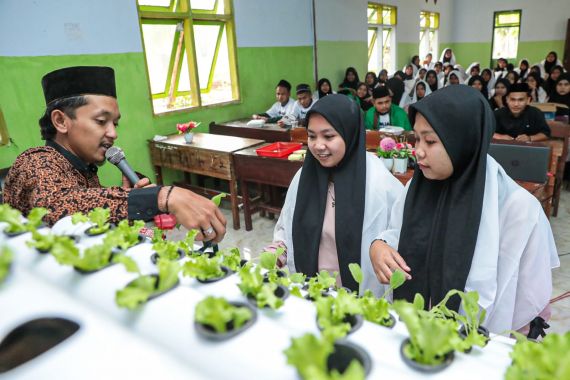 Santri Dukung Ganjar Gelar Pelatihan Budi Daya Sayur Hidroponik di Ponpes As-Salam - JPNN.COM