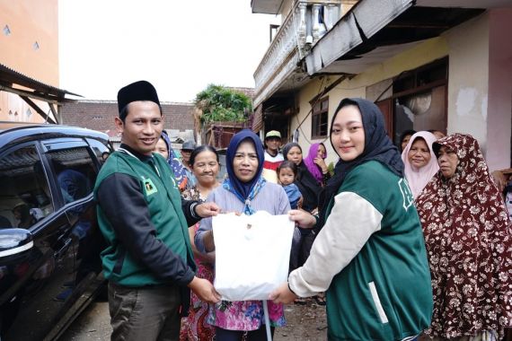 Relawan Asandra Bagikan Bantuan Sosial di Girimoyo dan Kedungkandang Malang - JPNN.COM