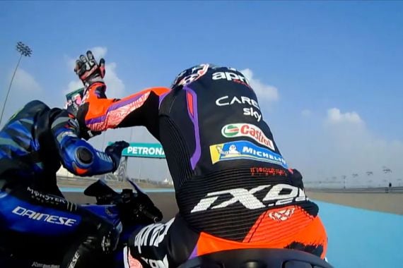 Espargaro Pukul Kepala Morbidelli di FP2 MotoGP Qatar, Kena Sanksi Berat - JPNN.COM