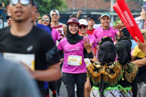 Kuat Banget, Siti Atikoh Ganjar Mampu Finis Lomba Lari 42 Km Borobudur Marathon - JPNN.COM
