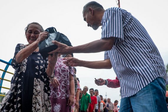 Ratusan Warga Tangerang Antusias Menyambut Bazar Sembako Murah Des Ganjar - JPNN.COM