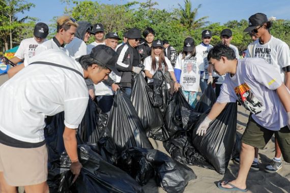 Sukarelawan Ganjar Gelar Aksi Bersih-Bersih Pantai, Warga: Sangat Bagus, Patut Dicontoh - JPNN.COM