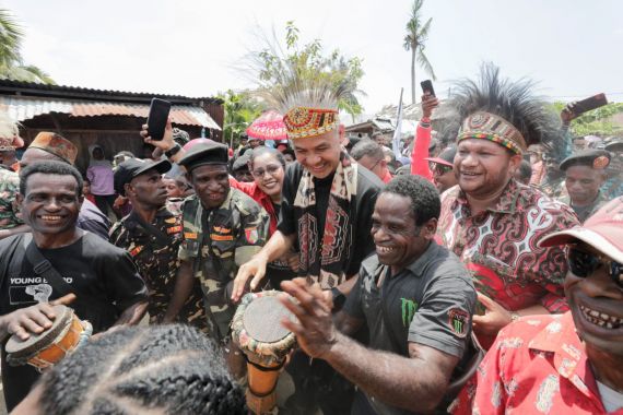 Disambut Tarian & Nyanyian Khas Papua, Ganjar pun Ikut Menari Bersama Ribuan Warga di Sorong - JPNN.COM