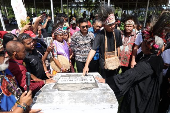 Ganjar Pranowo Kunjungi Pulau Mansinam, Tempat Bersejarah di Papua - JPNN.COM