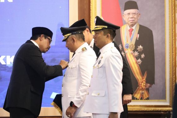 Lantik Bupati Karanganyar dan Pj Bupati Cilacap, Nana Sudjana: Jaga Netralitas ASN, Turunkan Kemiskinan - JPNN.COM