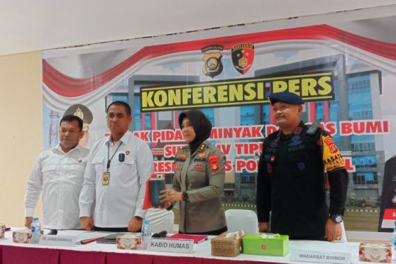 Pemilik Lahan Tempat Gudang BBM Ilegal Ternyata Seorang Anggota Brimob  - JPNN.COM