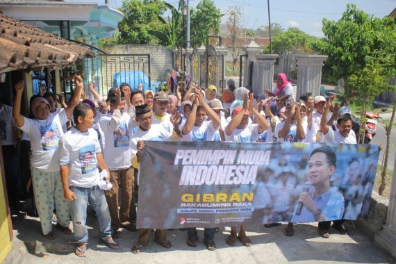 Relawan Mas Gibran Bergerak di Riau, Kepri, dan Jatim, Bagi Sembako hingga Gelar Jalan Sehat - JPNN.COM