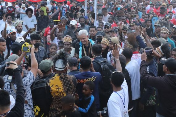 Ganjar Pranowo Diangkat Sebagai Anak Adat Suku Hassor Papua, Direstui jadi Presiden - JPNN.COM