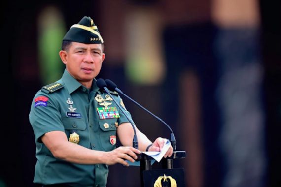 Jenderal Agus Memberikan Penghargaan Kepada Prajurit TNI AD Berprestasi - JPNN.COM