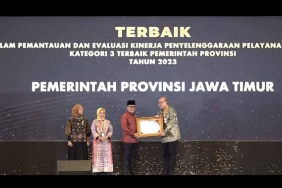 Gubernur Khofifah Bangga Jatim Borong 4 Penghargaan Pelayanan Publik dari KemenPAN-RB - JPNN.COM