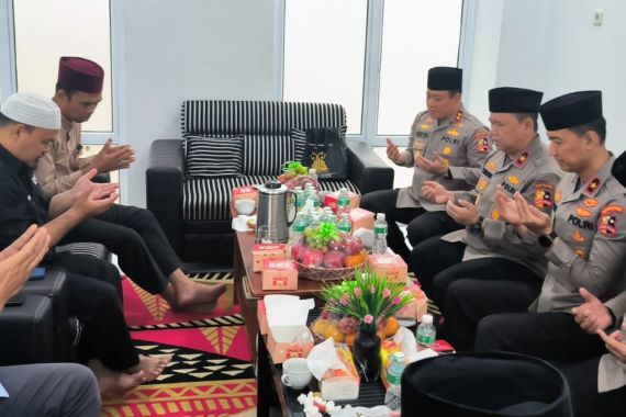 UAS Didatangi 4 Jenderal Pimpinan Satgas NCS Polri - JPNN.COM