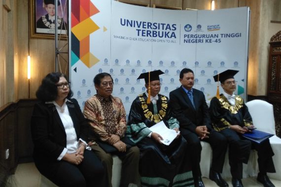 Wali Kota Madiun Jadi Doktor Pertama Lulusan Universitas Terbuka, Usung Smart City  - JPNN.COM