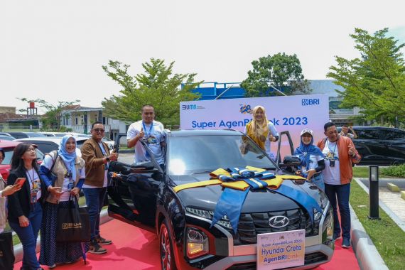 Jadi Penggerak Inklusi Keuangan, Super AgenBRILink dapat Mobil dari BRI - JPNN.COM