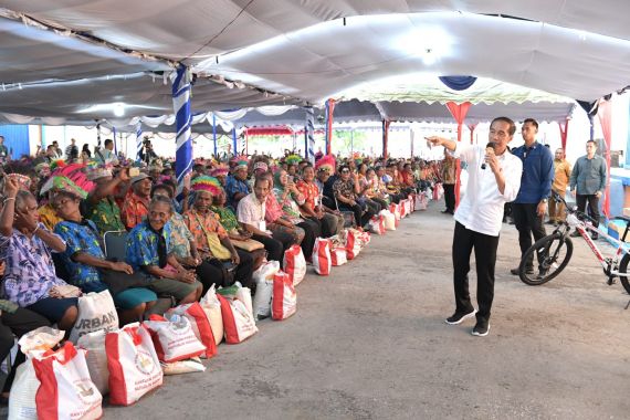 Kumpulkan Warga Papua, Jokowi Bagikan Bantuan Beras - JPNN.COM