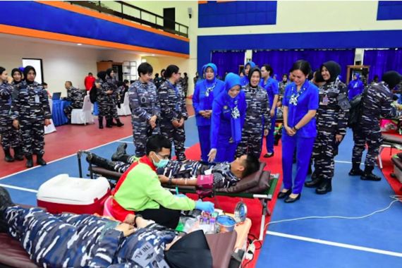 Menjelang HUT Ke-61, Korps Wanita TNI AL Gelar Donor Darah - JPNN.COM