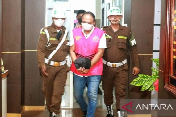 Kejati Maluku Menjebloskan Tersangka Korupsi Dana Proyek Pasar Langgur ke Tahanan - JPNN.COM