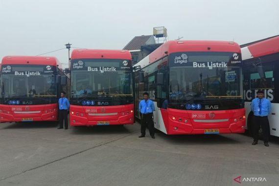 Transjakarta Mengoperasikan 22 Bus Listrik Baru untuk 2 Rute Ini - JPNN.COM
