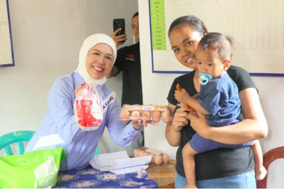 Cegah Stunting, Intan Fauzi DPR Bagikan Ribuan Paket Pangan untuk Warga Depok - JPNN.COM