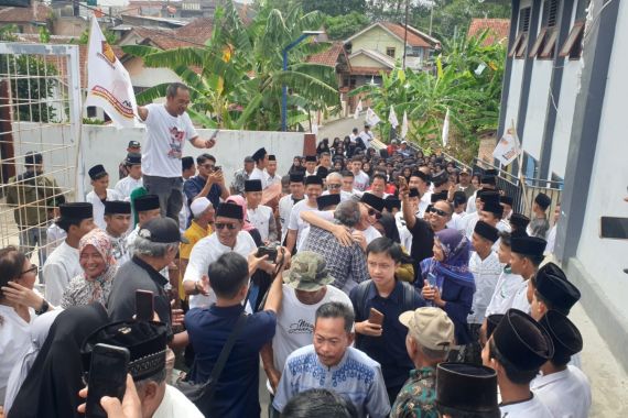 Iwan Bule Disambut Ratusan Warga saat Pulang Kampung, Engkus: Putra Kuningan Pasti di Hati - JPNN.COM
