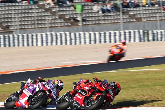 MotoGP Valencia: Komentar Pecco soal Drama Kucing & Tikus saat Practice - JPNN.COM