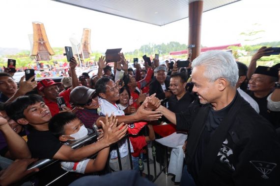 Telanjur Cinta, Ribuan Warga Tana Toraja Antusias Sambut Ganjar di Bandara - JPNN.COM