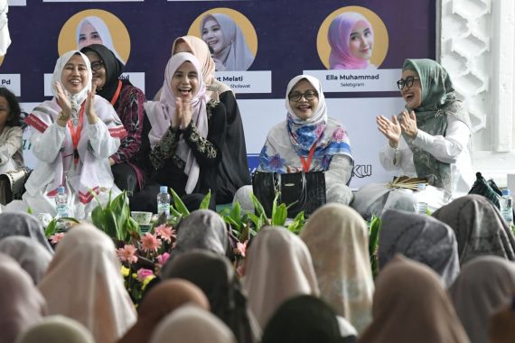 Siti Atikoh Silaturahmi ke Ponpes Al Washila & Rayakan Maulid Bareng Jemaah Majelis Taklim - JPNN.COM