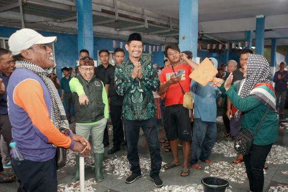 Sambangi Nelayan Subang, Gus Imin Terima Keluhan Ancaman Abrasi - JPNN.COM