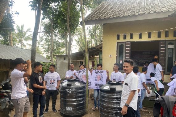 Ganjar Milenial Beri Bantuan Tempat Penampungan Air Untuk Warga di Lombok Tengah - JPNN.COM