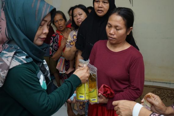 Relawan Sintawati Hadirkan Sembako Terjangkau untuk Warga di Jakarta Selatan - JPNN.COM